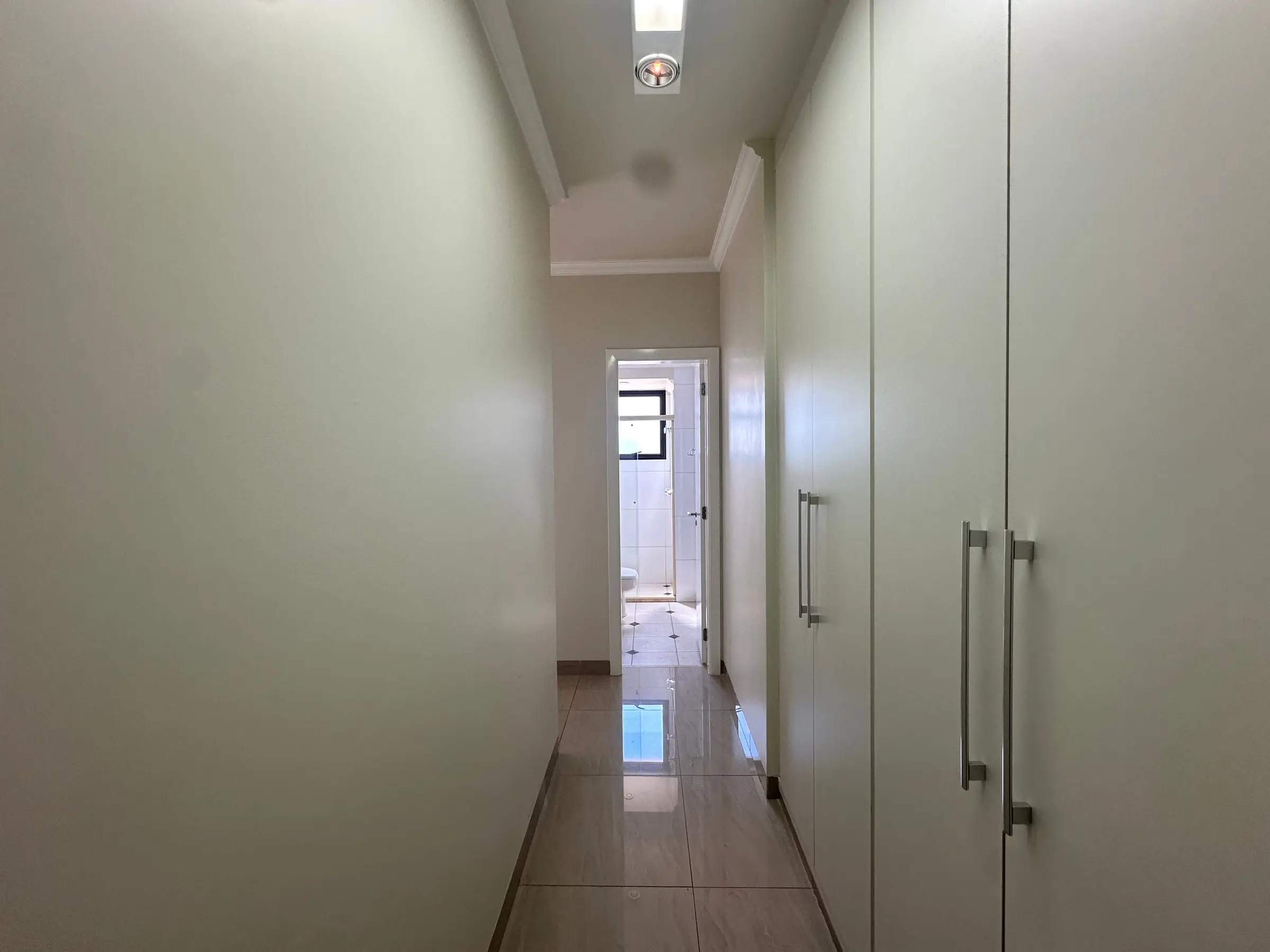 Corredor que distribui os dormitórios do apartamento de 181 m² no Jardim Irajá