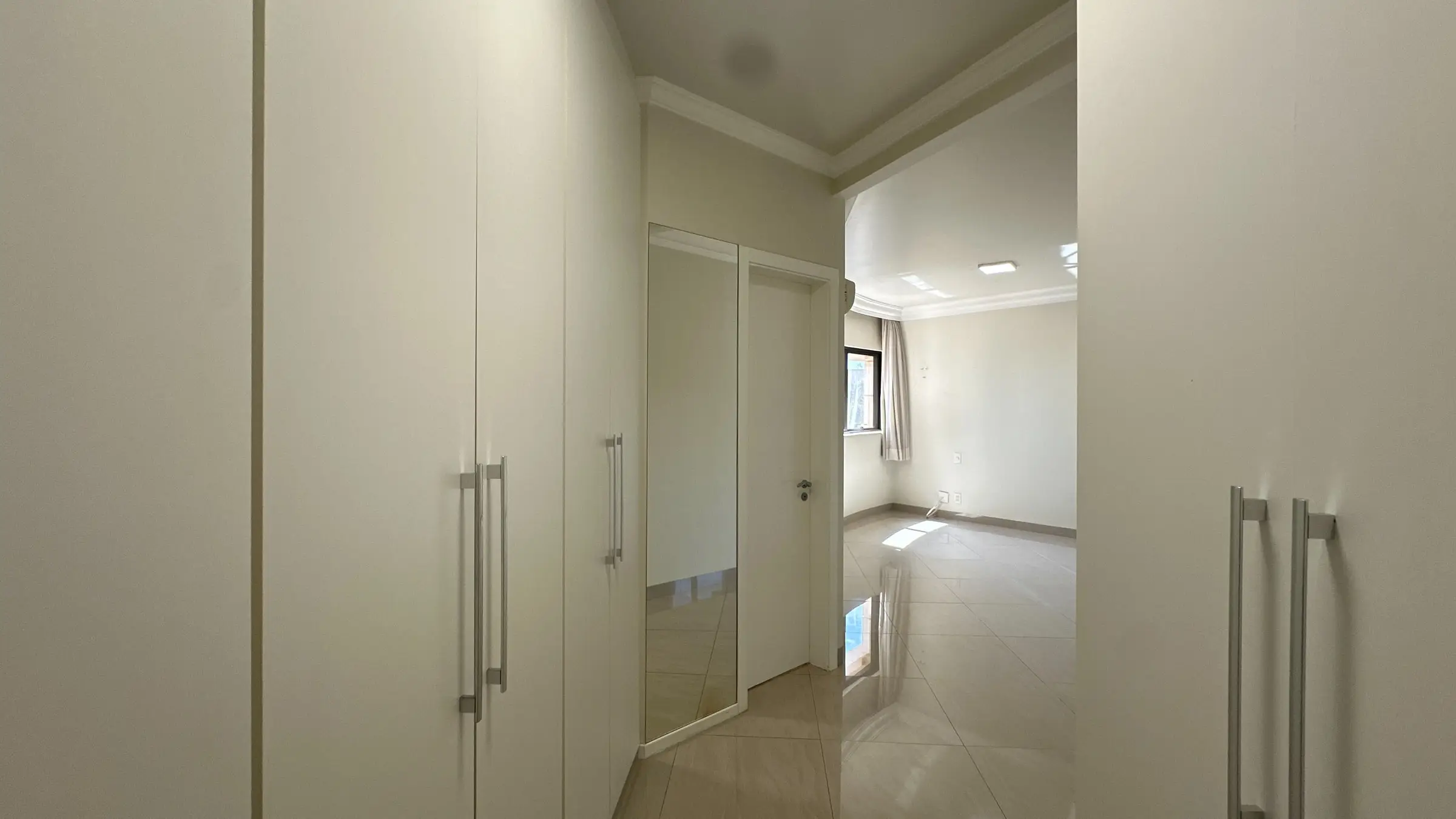 Dormitório do apartamento de 4 dormitórios no Jardim Irajá, com marcenaria de piso a teto