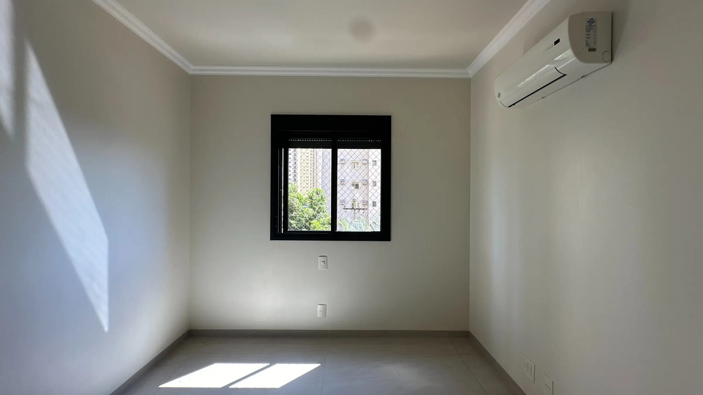 Dormitório do apartamento de 181 m² com ar-condicionado e janela