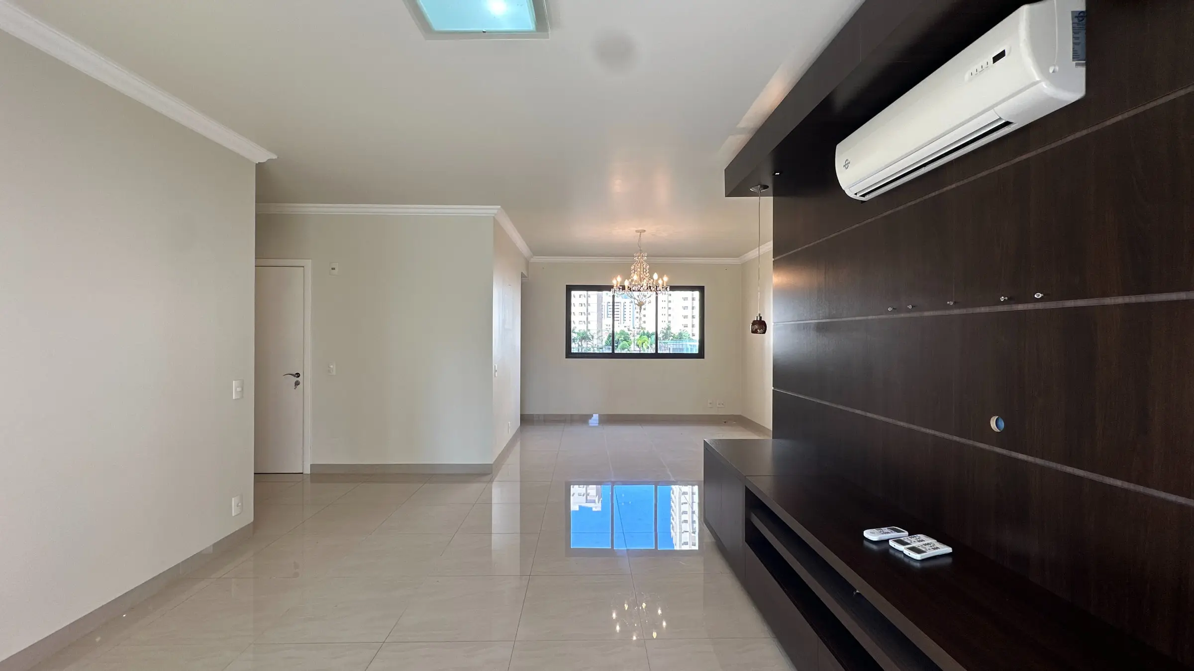 Ambiente social integrado do apartamento de 181 m² em Ribeirão Preto, com área de jantar ao fundo