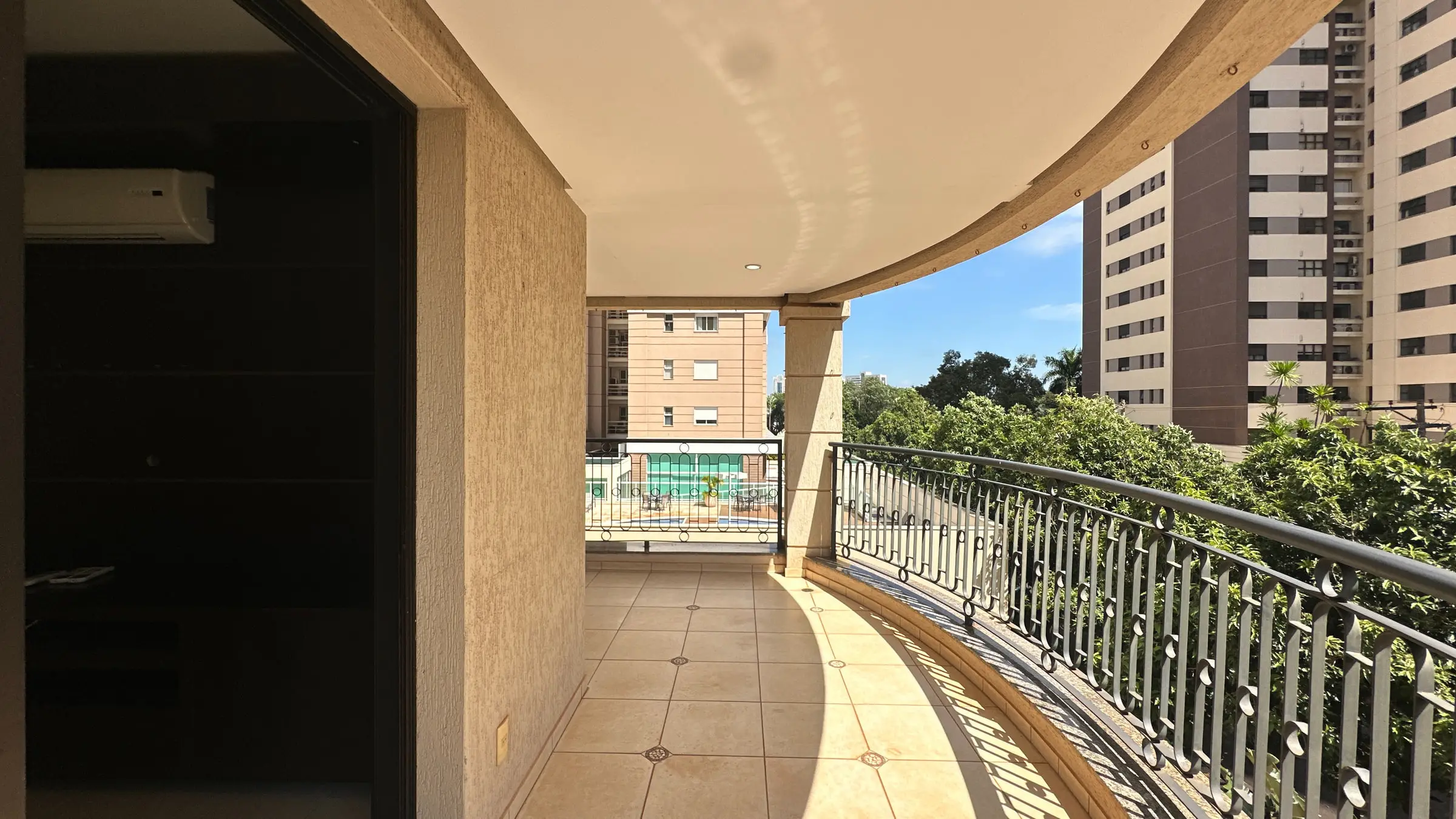 Vista longitudinal da varanda do apartamento de 181 m² em Ribeirão Preto