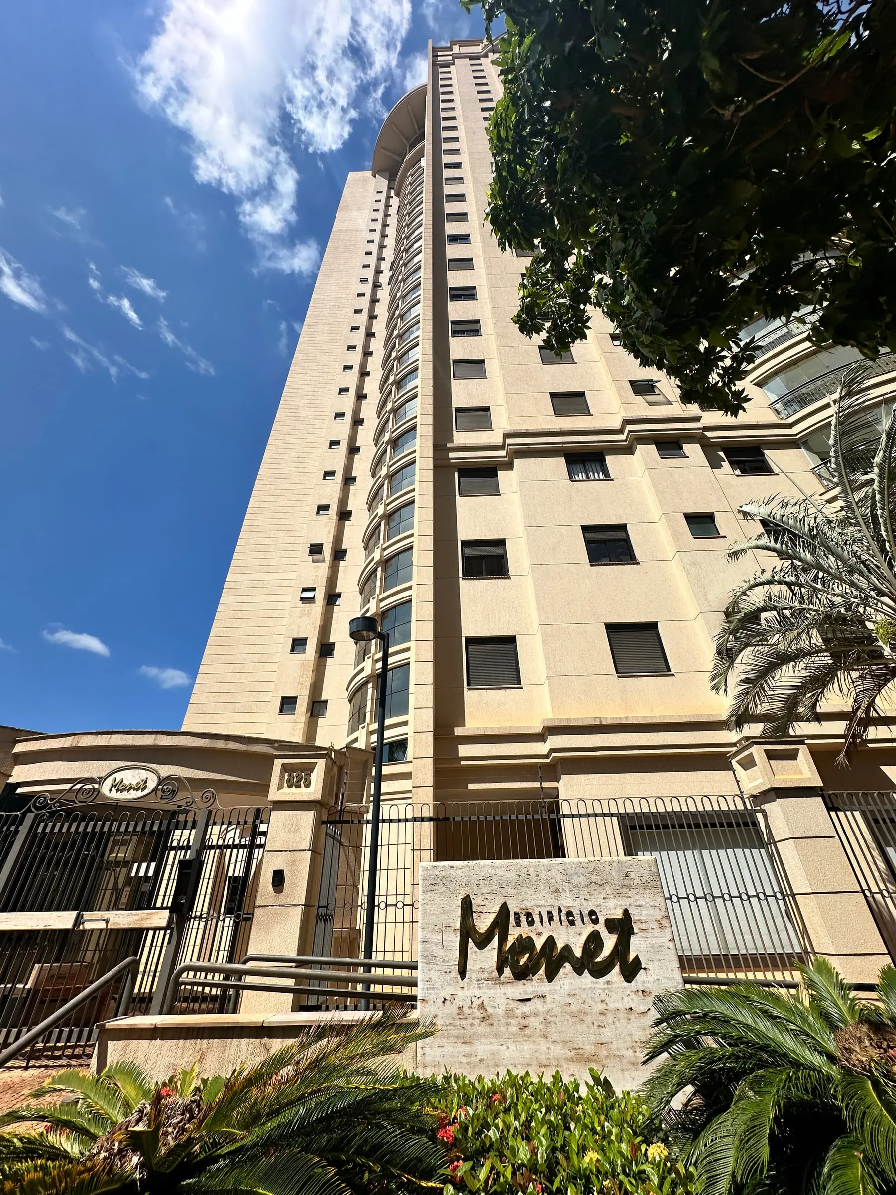 Fachada do edifício residencial visto da rua, no Jardim Irajá, região da João Fiúsa